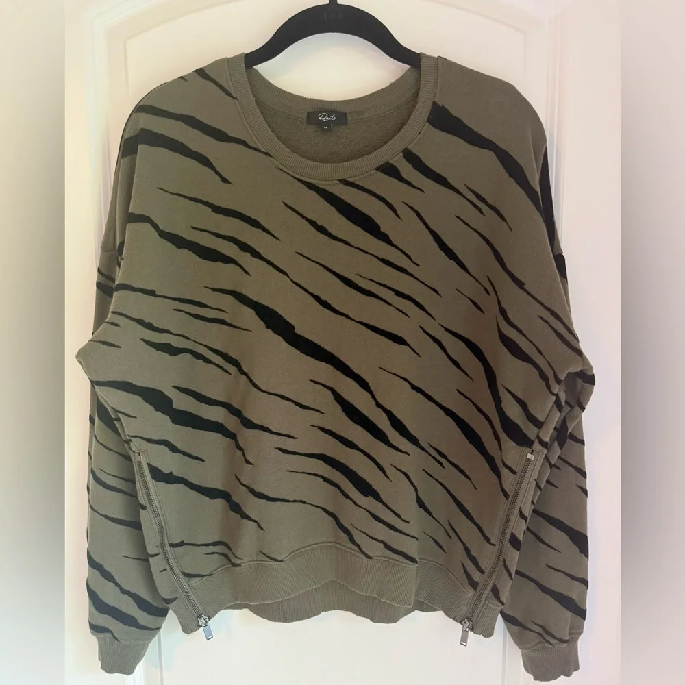 Rails Marlo Flocked Leopard Top Olive Flocked Tiger Size M